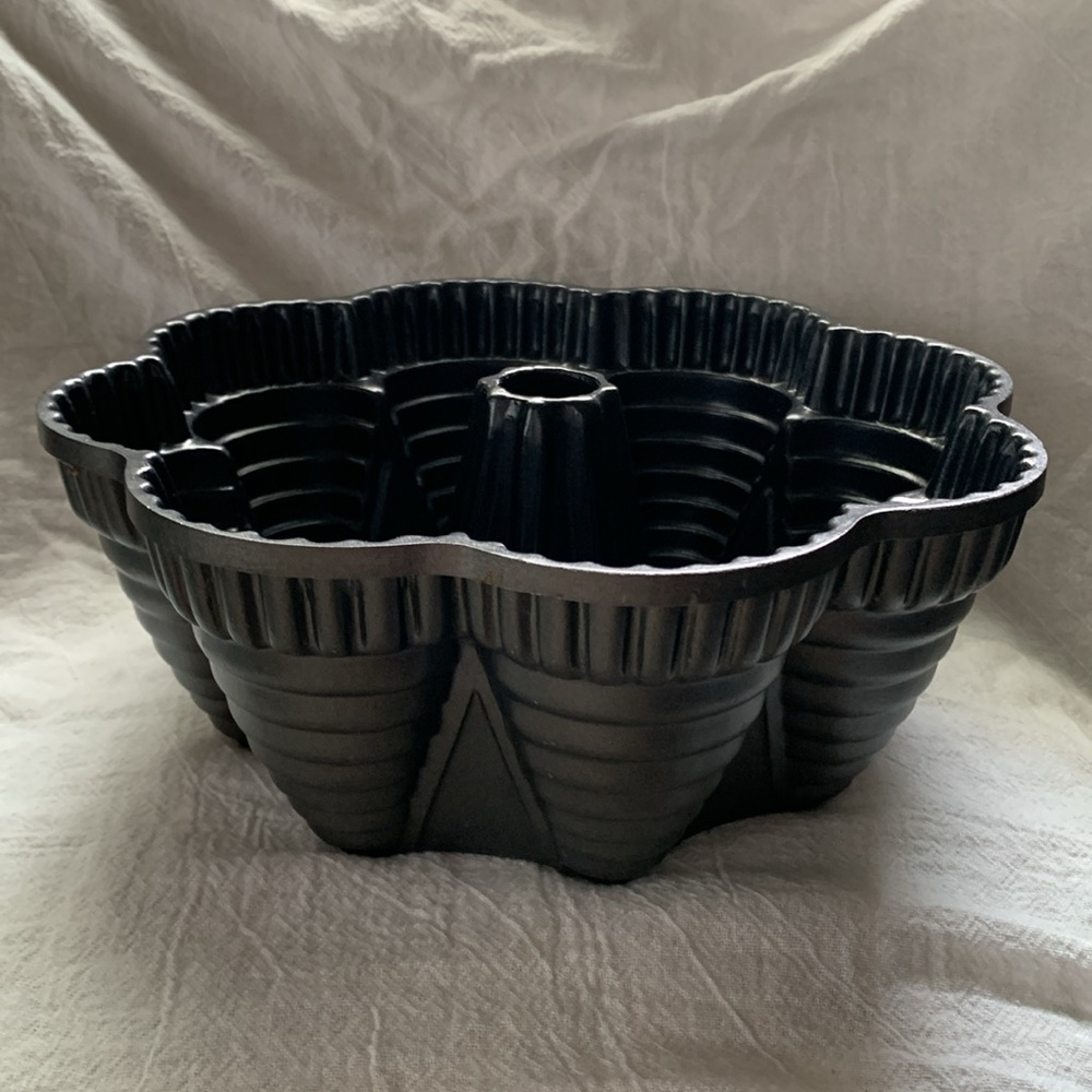 Nordic Ware Fiesta Party Bundt Pan
Heavy, solid bakeware 
Like new condition ⭐️ - Picture 2 of 3